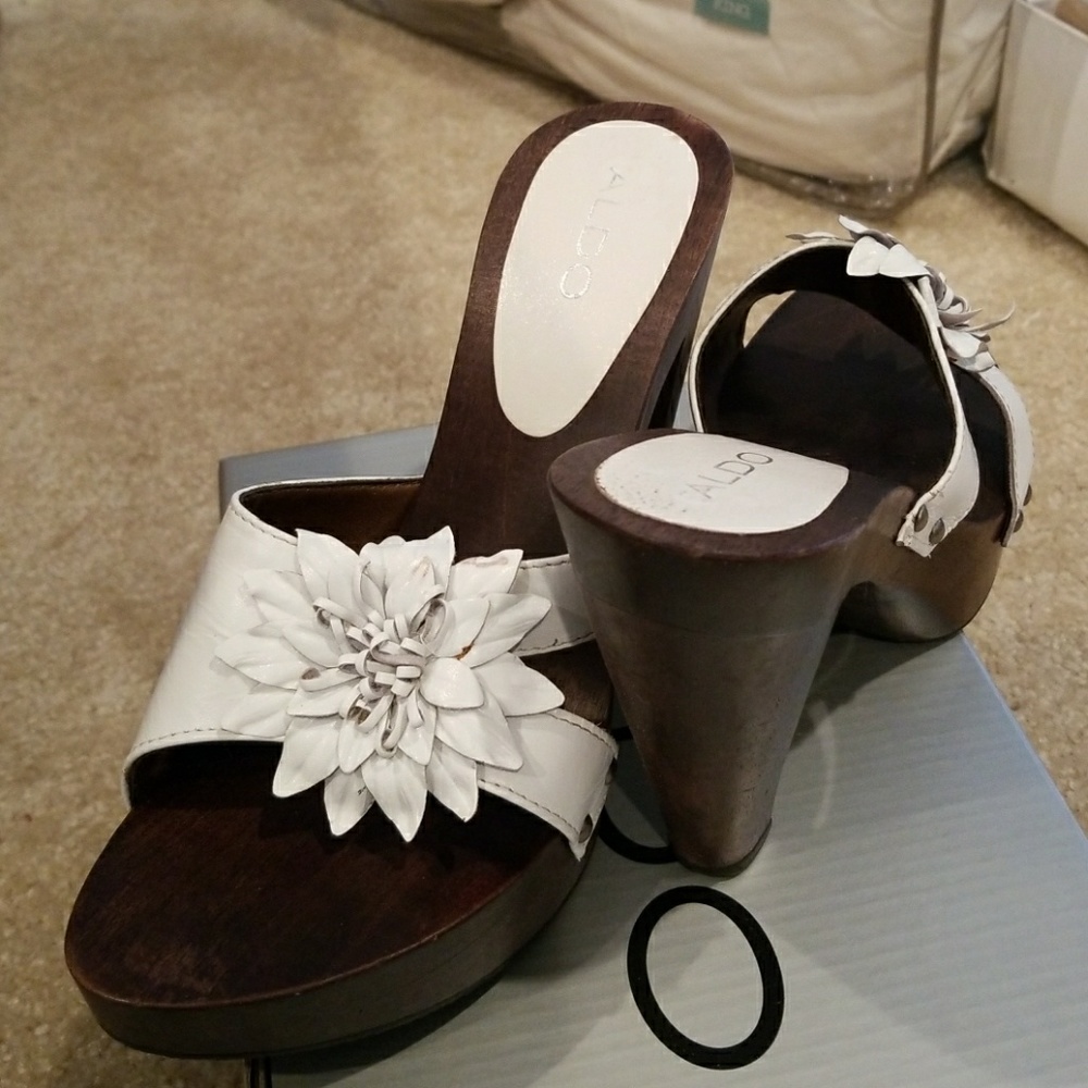 Wood sandals